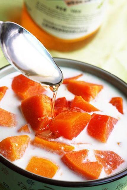 宝宝能喝木瓜牛奶蜂蜜炖品吗？-图2