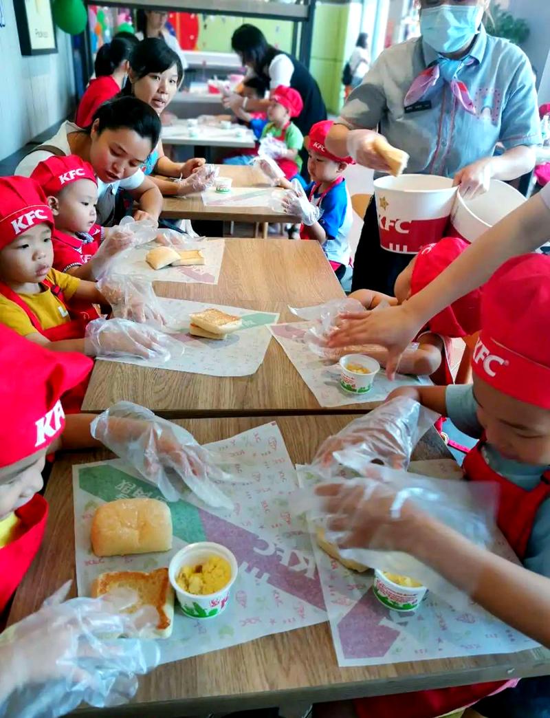 肯德基宝宝做汉堡图是真实拍摄吗？-图2