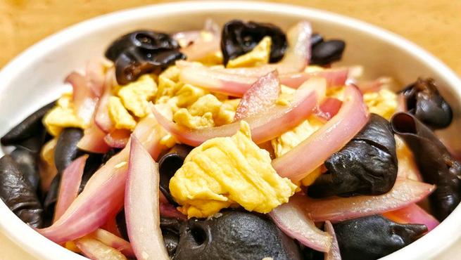 家常炒洋葱木耳怎么做才好吃？-图1