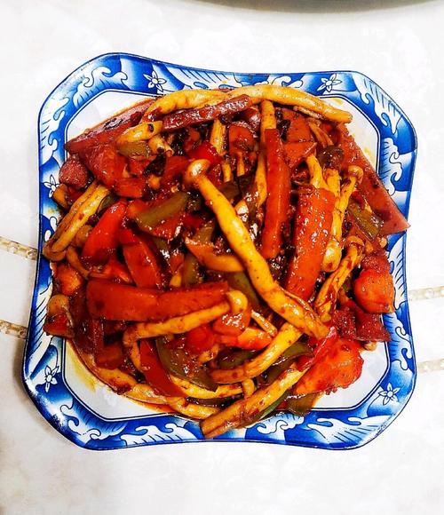 海鲜菇炒腊肉，怎么做更入味？-图1