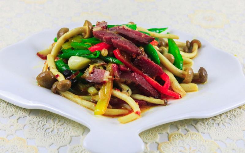 海鲜菇炒腊肉，怎么做更入味？-图2