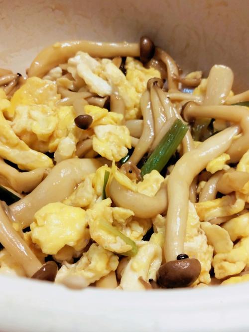 海鲜菇炒鸡蛋怎么做？-图2