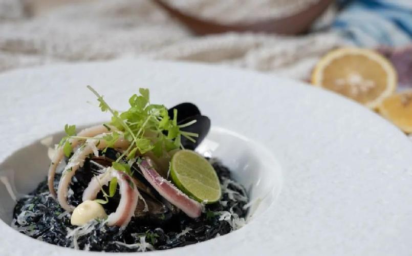 墨鱼汁海鲜烩面怎么做？-图1