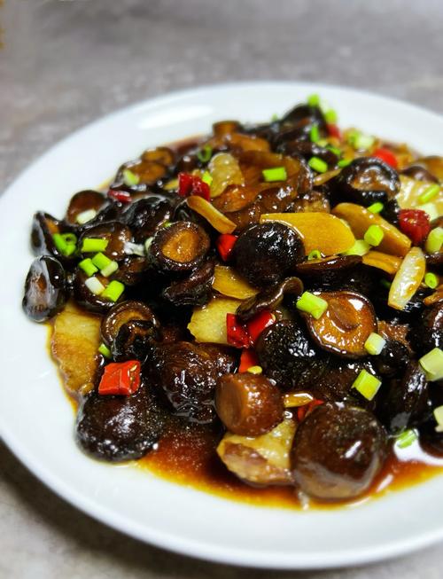 干香菇炒肉片怎么做才下饭？-图1