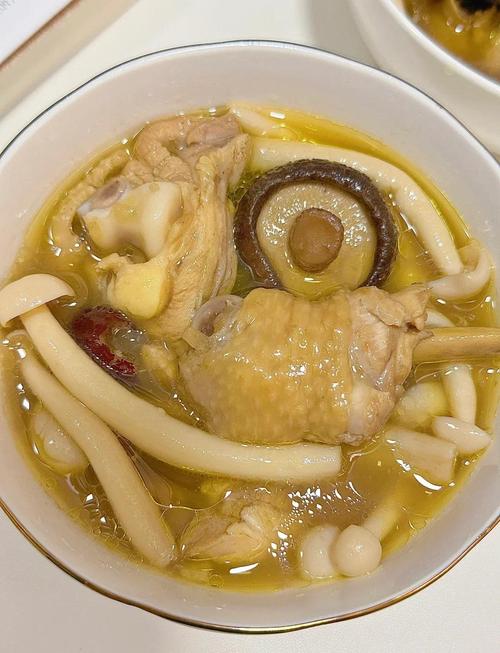 海鲜菇煲鸡汤营养搭配合适吗？-图1