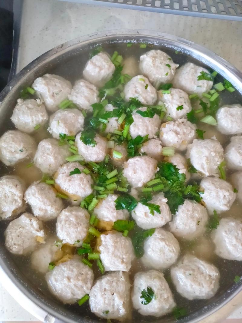 水汆牛肉丸子的家常做法-图1