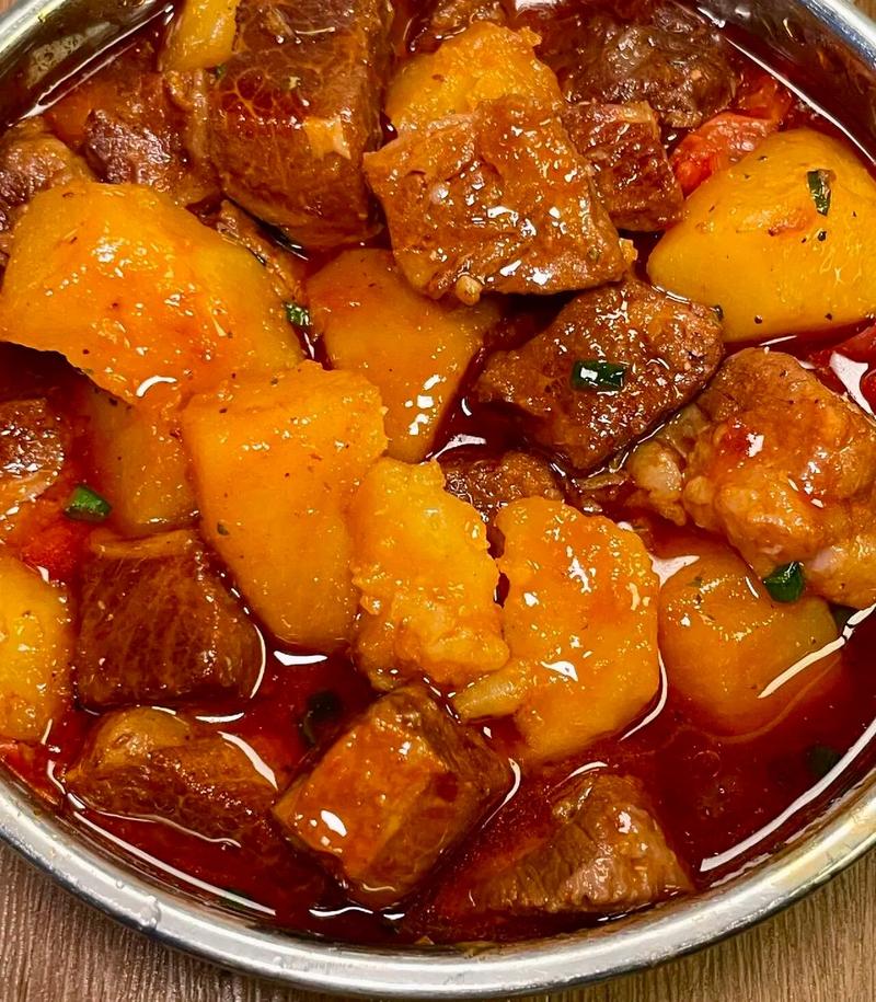 土豆烧牛肉怎么做才软烂入味？-图1
