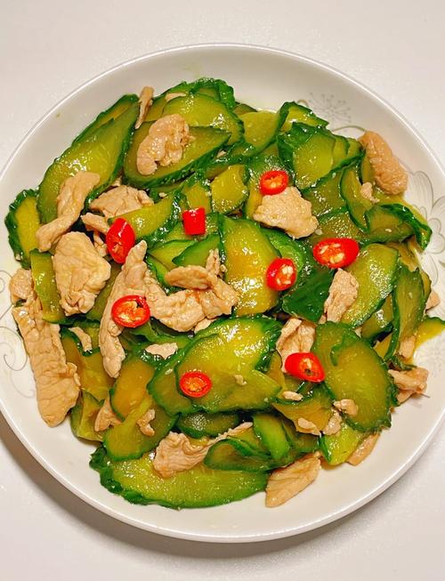 老黄瓜炒肉片怎么炒才更下饭？-图1