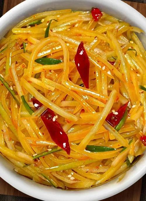 家常炒土豆丝脆爽不粘锅有啥诀窍？-图1