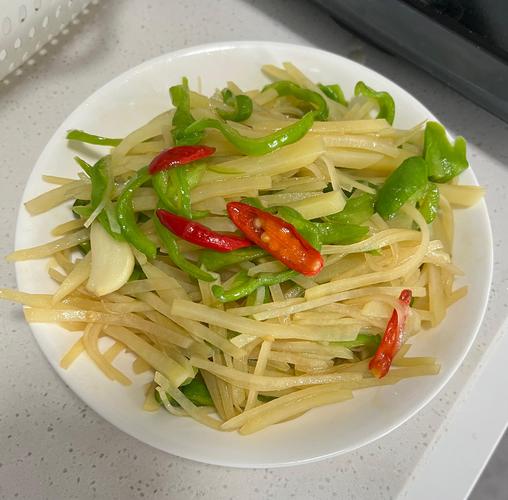 家常炒土豆丝脆爽不粘锅有啥诀窍？-图2