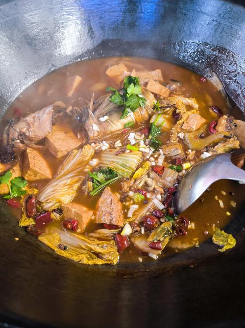 东北铁锅炖鱼家常做法，关键在哪？-图2