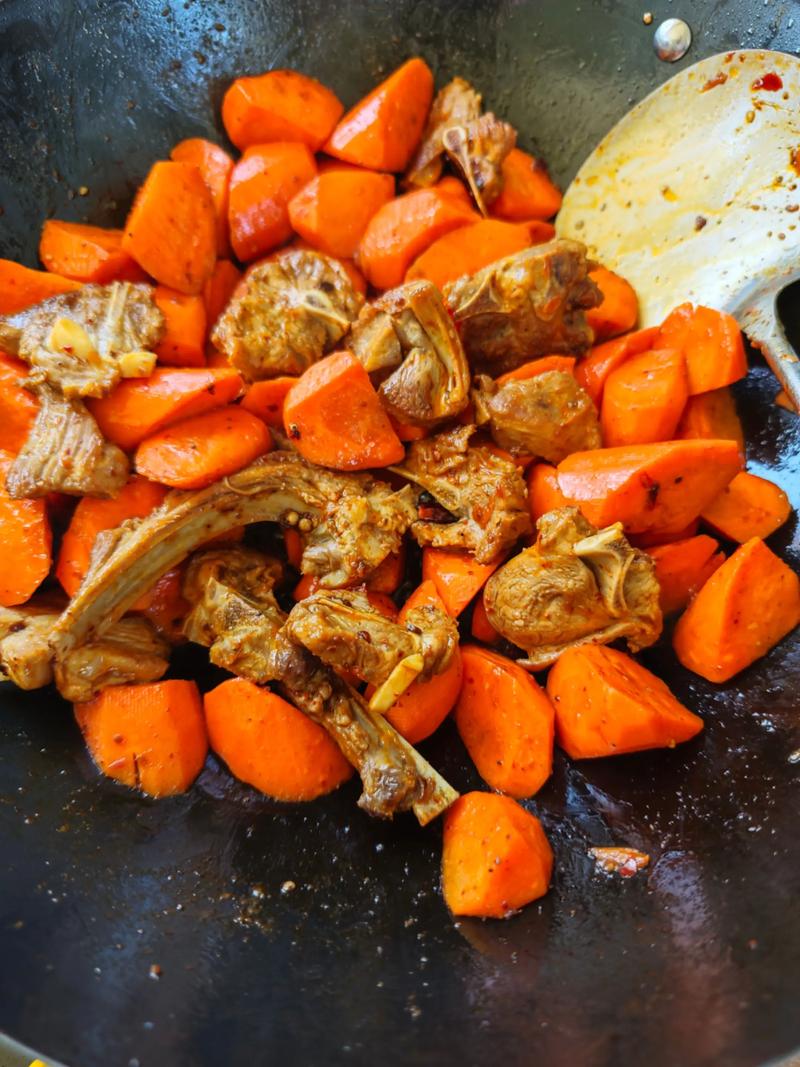 红萝卜炖羊排怎么做才软烂入味？-图1