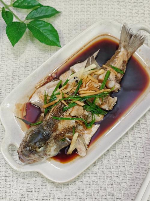 清蒸鲈鱼如何做才鲜嫩？-图3