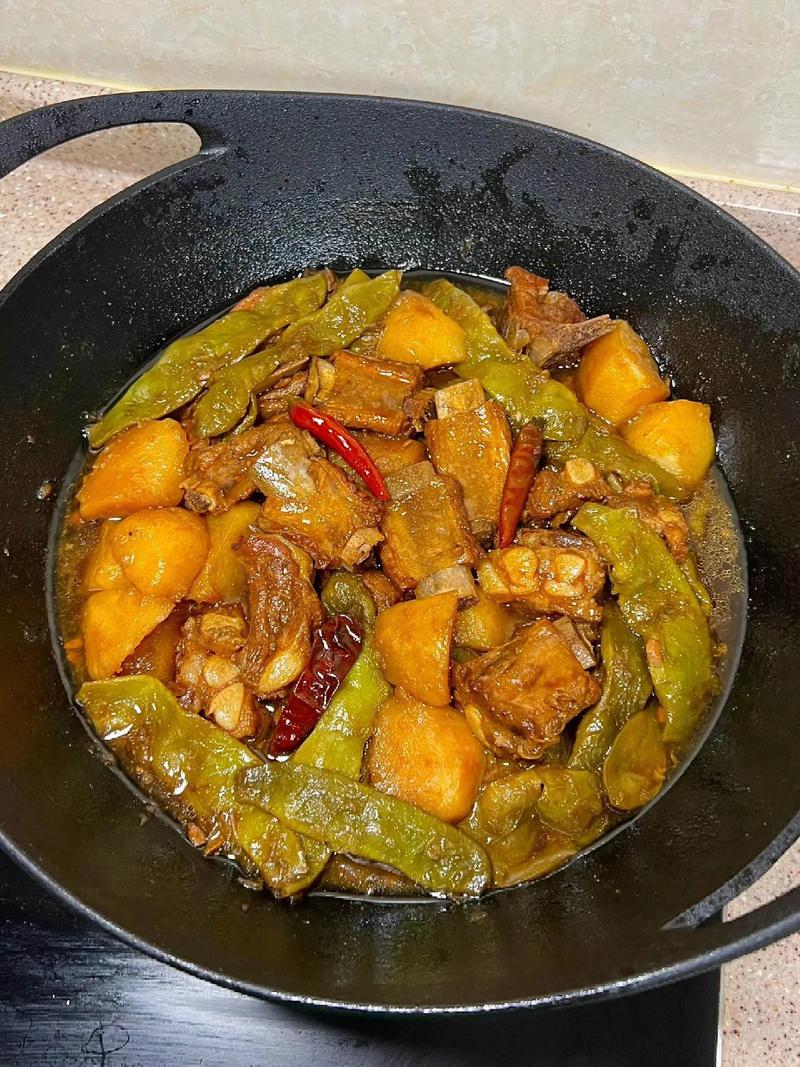 红烧肉炖豆角怎么炖才软烂入味？-图1