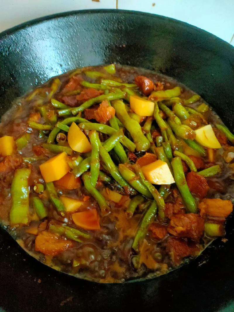 红烧肉炖豆角怎么炖才软烂入味？-图2