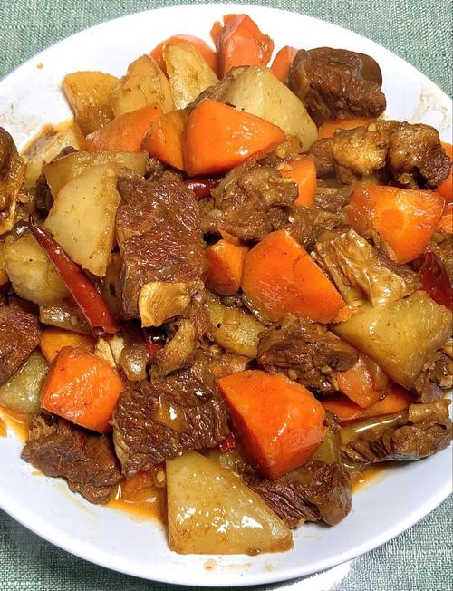 胡萝卜炖牛肉怎么做才好吃？-图1