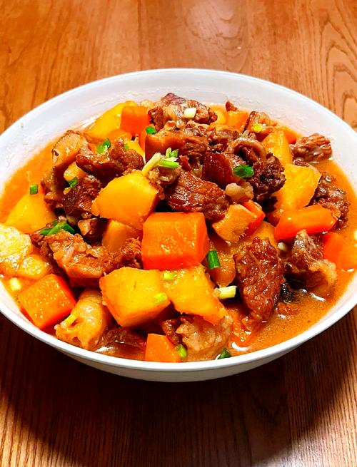 胡萝卜烧牛肉怎么做才软烂入味？-图1
