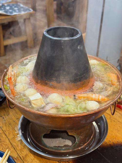 海鲜酸菜铜火锅，酸菜和海鲜怎么搭配？-图1