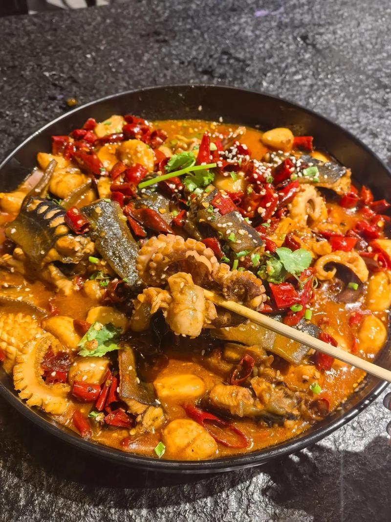 铜盘海鲜大杂烩怎么做才正宗？-图2