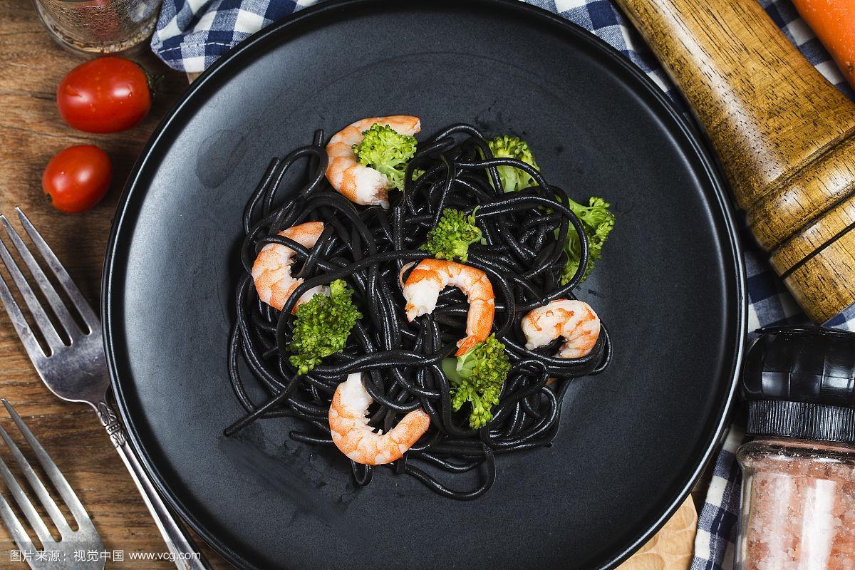 黑至尊墨鱼汁海鲜意面，鲜味秘诀在哪？-图2