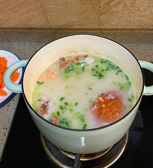 螃蟹海鲜粥怎么煮才鲜甜入味？-图1