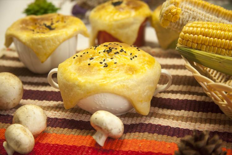 酥皮海鲜汤怎么吃？视频教你正确打开方式！-图1