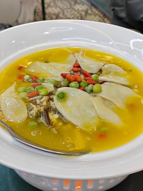 酥皮海鲜汤怎么吃？视频教你正确打开方式！-图2