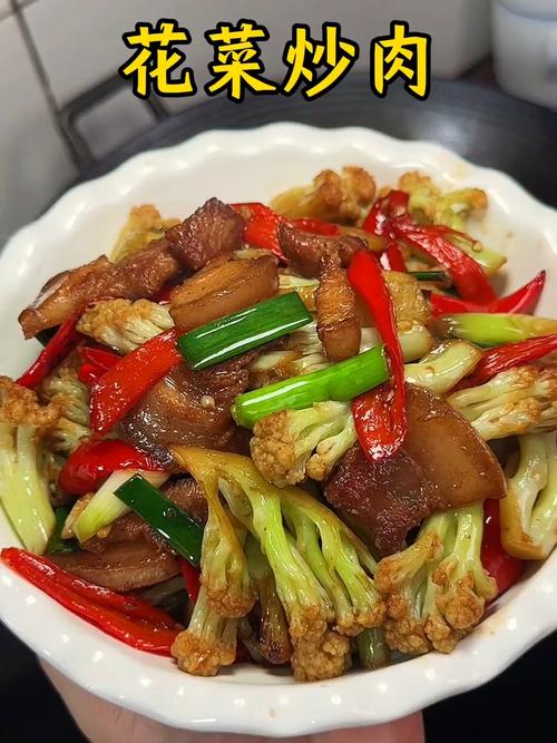 菜花炒肉怎么做才下饭？-图1