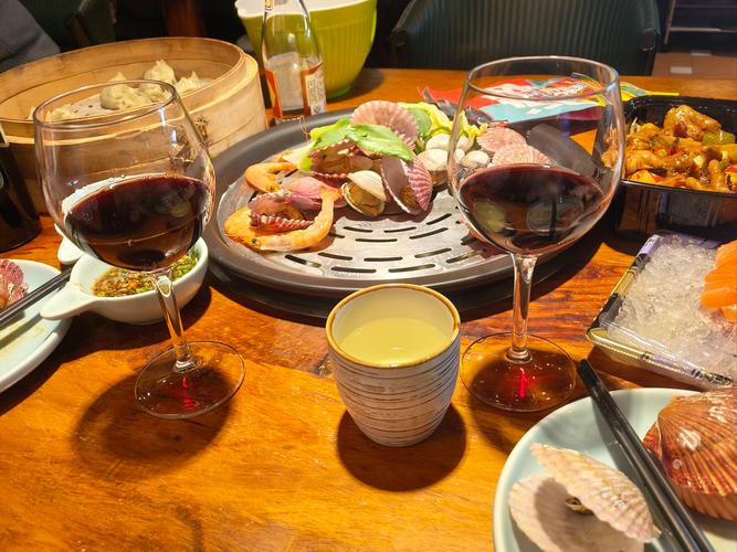 海鲜配红酒还是啤酒更合适？-图1
