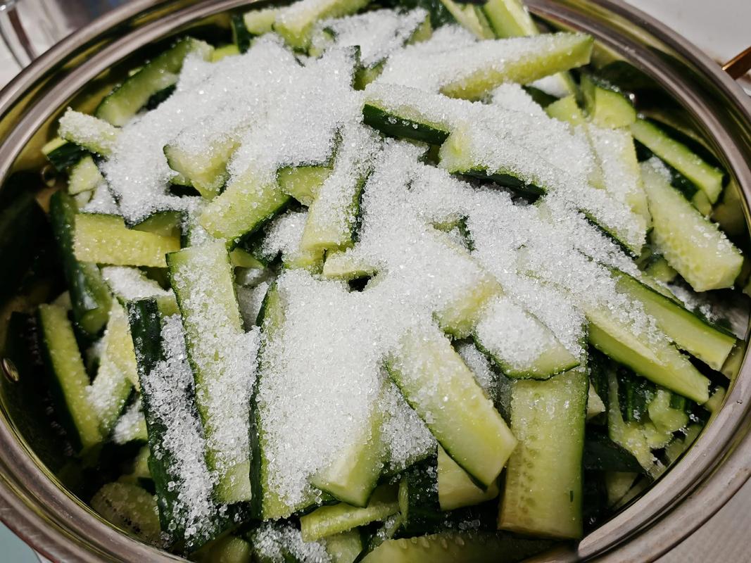 家常腌黄瓜怎么做才脆爽入味？-图3