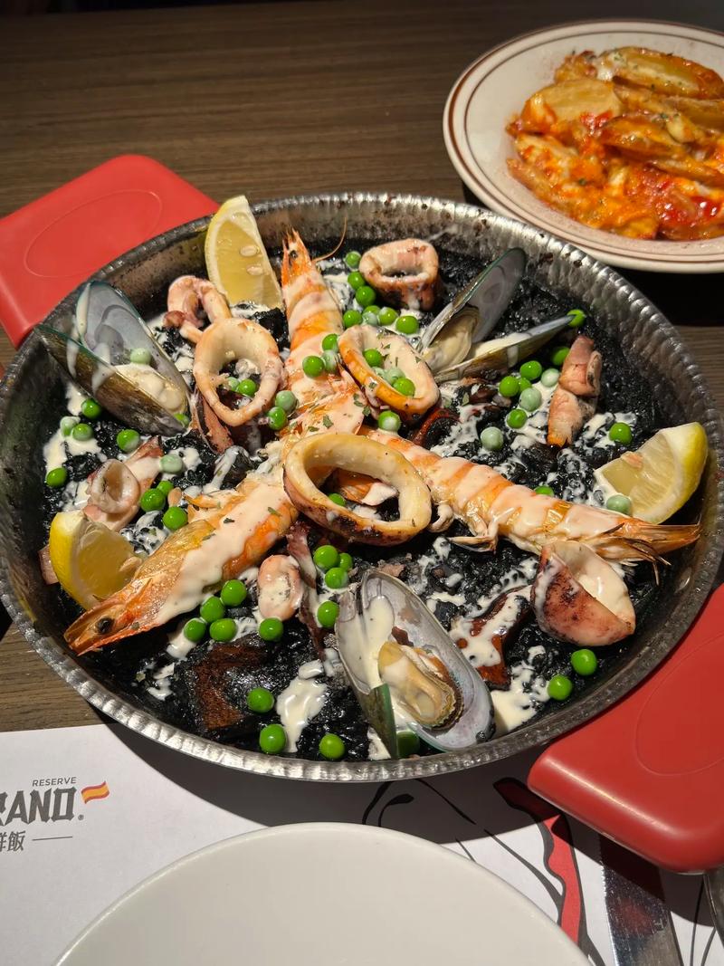 墨鱼汁海鲜饭配蚕豆，是经典创新还是混搭？-图2