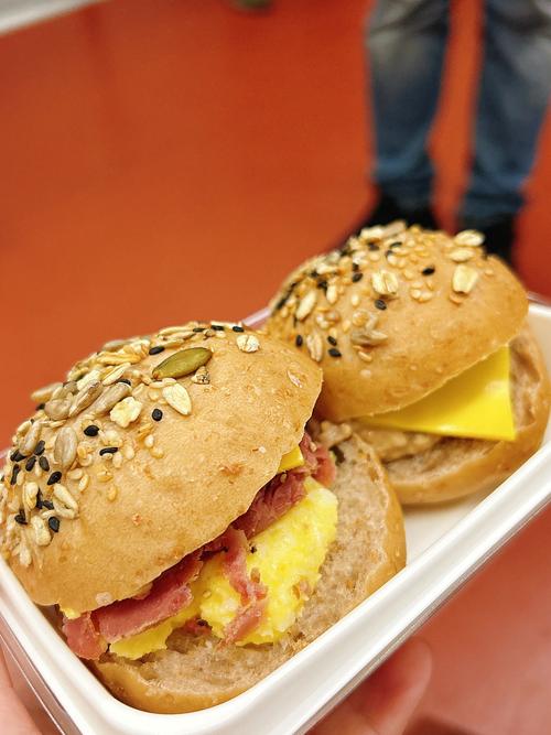 海鲜双拼汉堡有哪些创意造型？-图1