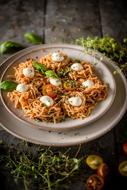 奶油海鲜面为何用玻璃盘？-图1