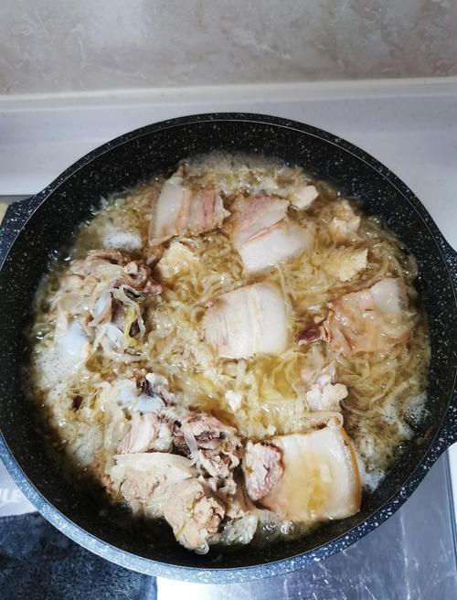 五花肉烩菜怎么做才够家常入味？-图2