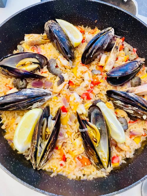 英文介绍西班牙海鲜饭-图1
