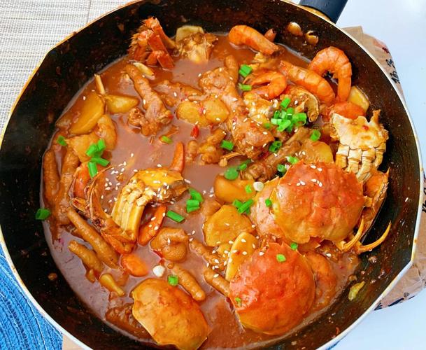 大闸蟹海鲜火锅怎么做？-图1