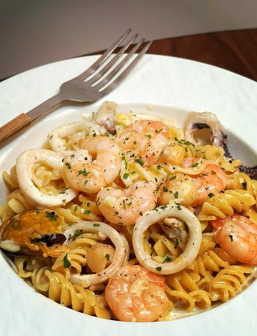 白酒奶油海鲜意面，白酒怎么搭才不抢味？-图2