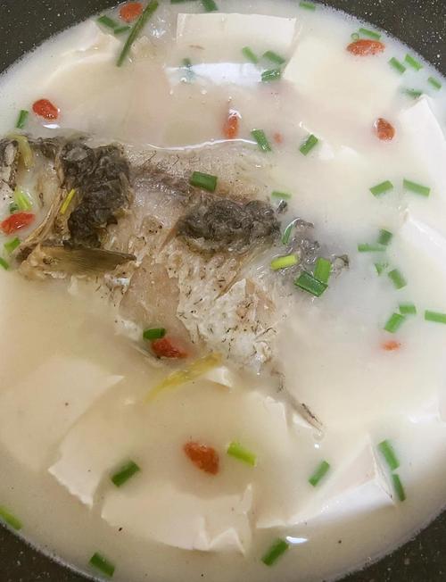 清鲫鱼汤怎么做？家常做法有哪些？-图1