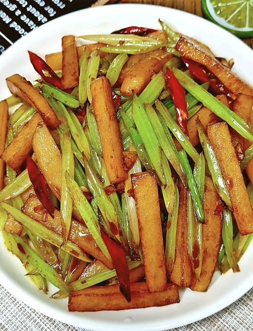 家常芹菜土豆丝怎么做才爽脆入味？-图1