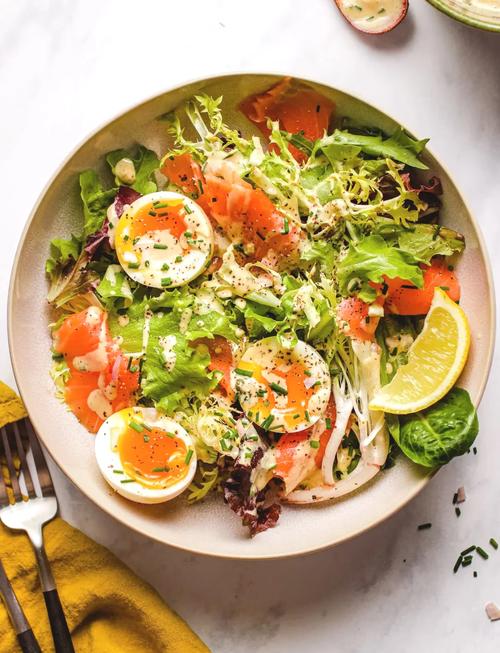 希腊海鲜蔬菜沙拉有何独特风味？-图2