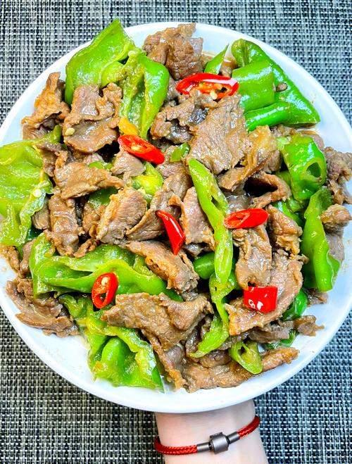 家常炒鲜牛肉怎么做才嫩滑入味？-图1