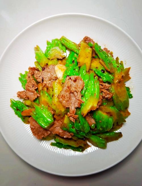 苦瓜炒牛柳家常做法，嫩滑不柴有诀窍？-图1