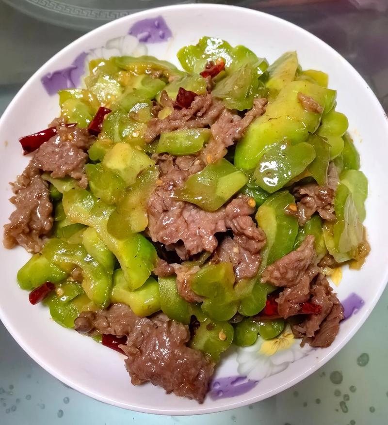 苦瓜炒牛柳家常做法，嫩滑不柴有诀窍？-图2