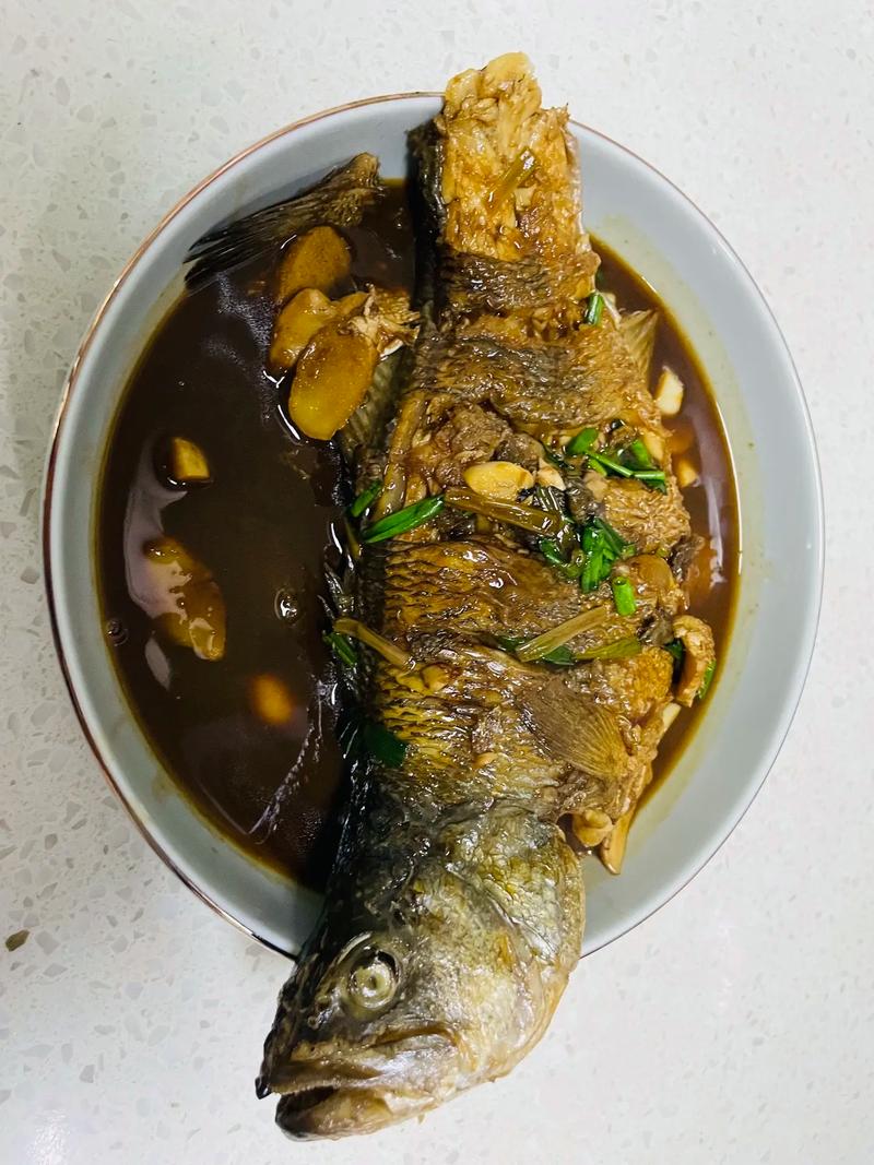 红烧全鱼做法有哪些家常技巧？-图2