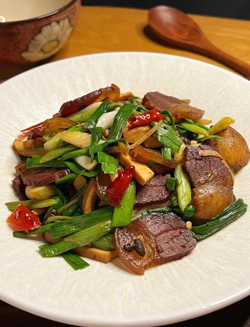 蒜台炒腊肉怎么做才够香？-图2