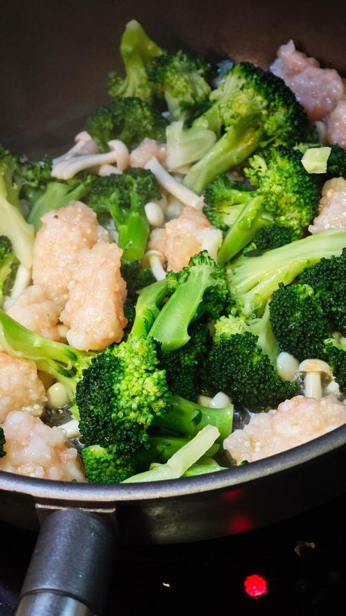 宝宝辅食西兰花虾香菇怎么做？-图2