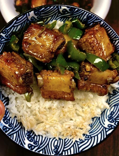 菜椒炒排骨怎么做才好吃？-图2